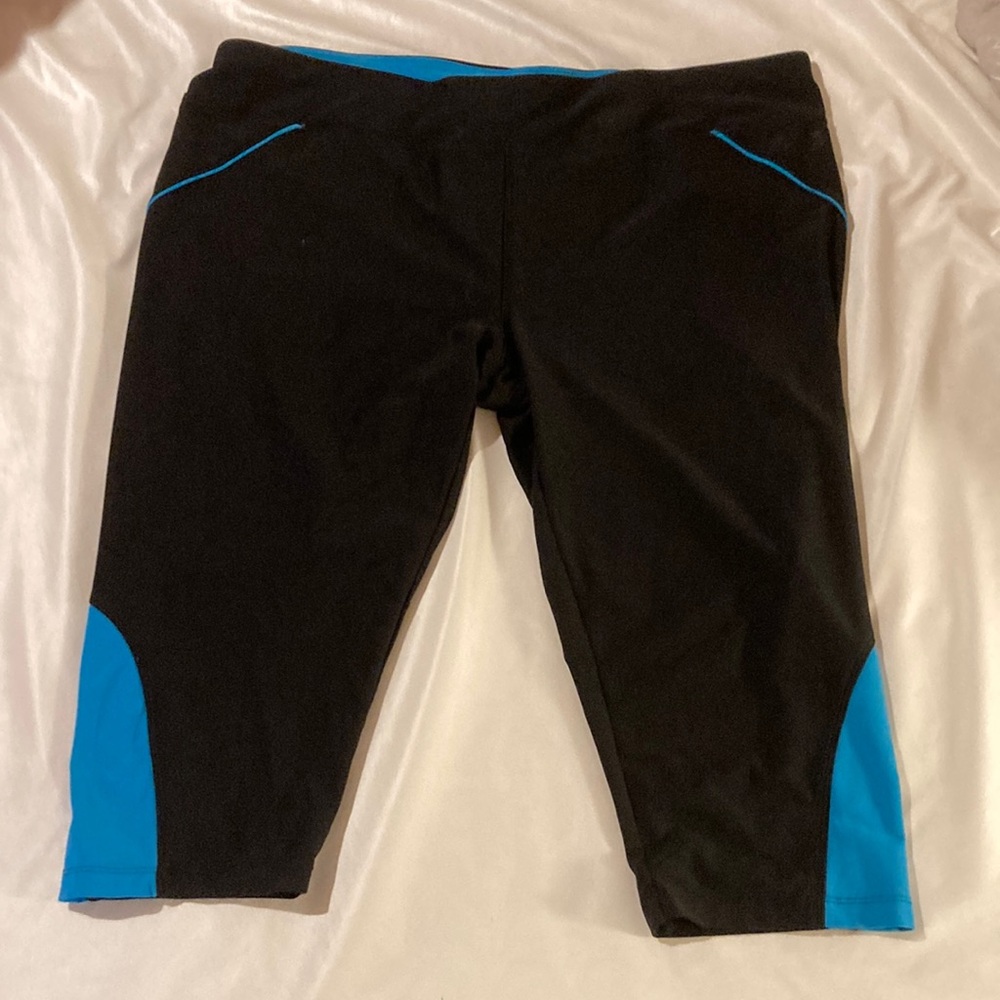 *LIKE NEW!* Avia Black and Blue Activewear Capris XL